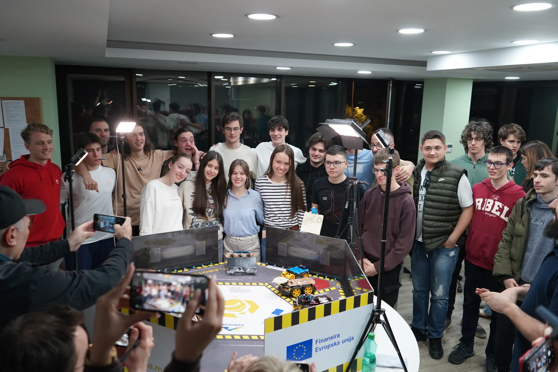 Učesnici okupljeni oko BattleBots arene tokom finalnog programa